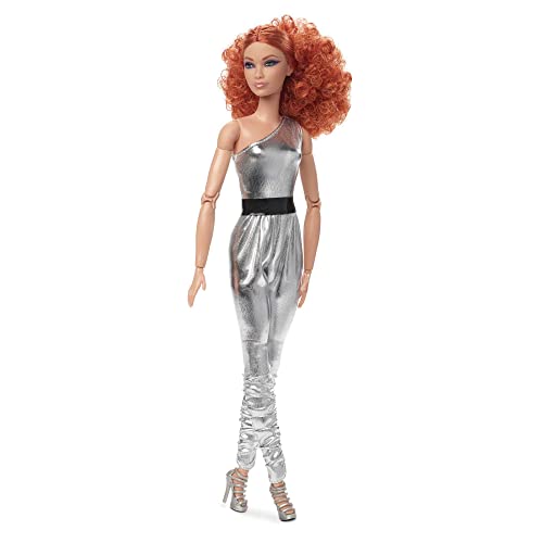 Barbie Signature Looks HBX94 Poupée Rouge bouclée avec Combinaison argentée