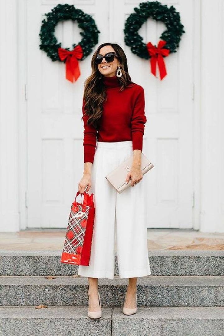 un col roulé rouge, des culottes blanches, des chaussures de nu et une pochette de nu pour une tenue simple et chic