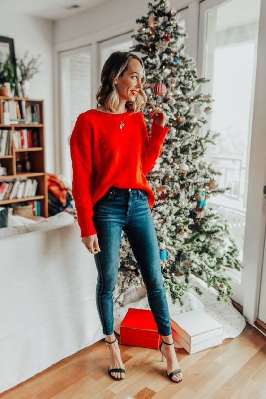 des skinnies bleus, un pull rouge, des talons noirs et un collier de déclaration pour un look simple et mignon